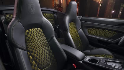 El cliente puede crear configuraciones únicas mediante colores de carrocería exclusivos, tapizados especiales, combinaciones inéditas de materiales y múltiples detalles artesanales.