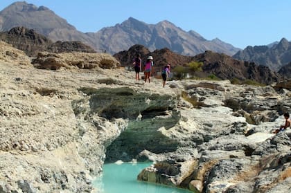 El clima de Omán en el interior es caliente y seco, pero en las costas es húmedo.