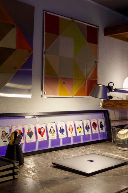 El clima general del espacio está definido por la intención de lucir la colección del dueño.