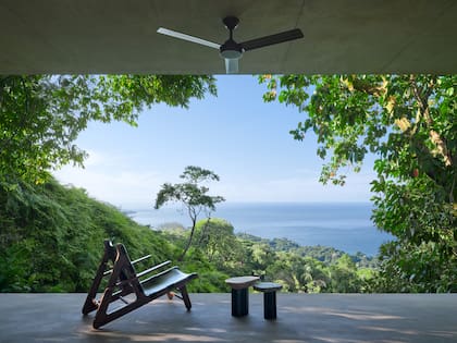 El clima interior es naturalmente agradable, sin necesidad de aire acondicionado. La brisa del mar atraviesa los ambientes, mientras las copas de los árboles aportan sombra al techo y evitan el sobrecalentamiento de la casa.