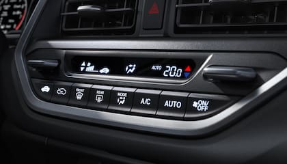 El climatizador es "single zone" y tiene ventilación para asientos traseros