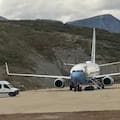 El avión militar con congresistas visitó Neuquén tras su paso por Ushuaia y llegó al país una nueva comitiva