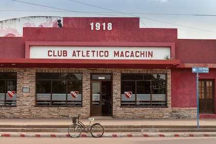El Club Atlético Macachín fue fundado en 1918, apenas 16 años después de la creación oficial del pueblo.