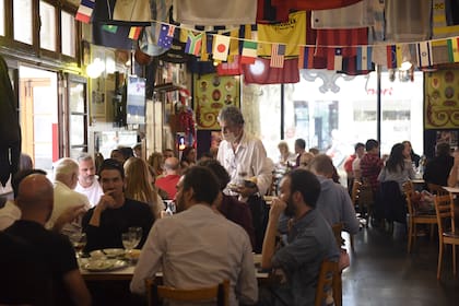 El Club Atlético Palermo, fundado en 1914, ofrece los platos de siempre en un ambiente plagado de camisetas