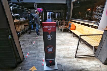 El dispenser de alcohol en gel y la señalización para mantener la distancia social en el club cervecero Blest