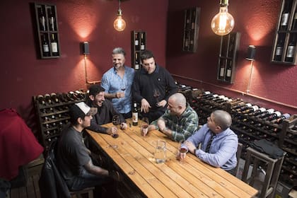 El Club de los Caballeros, un espacio creado por Sebastián Machain (de pie, con camisa azul)