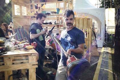 El club de reparadores propone arreglar y reutilizar para bajar el consumo.