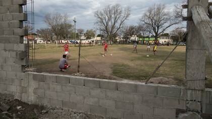 El club Defensores de America, en zona norte de Rosario, donde el año pasado resultó herido un nene que jugaba al futbol, tras enfrentarse a tiros dos bandas del bariio. Allí ya se observa el muro para proteger a los chicos de las balaceras
