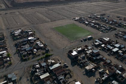 El Club Deportivo La Colonia es el corazón del barrio Manzana 34 y está frente al basural municipal