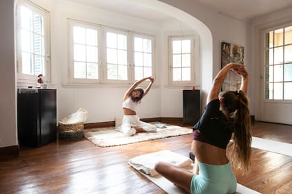 El club ofrece actividades como clases de yoga, catas de vino o encuentros literarios