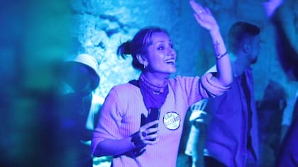 El club organiza encuentros en bares; no es una aplicación de citas.