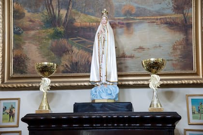 La imagen de la virgen junto a algunos de los trofeos