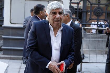 El club que preside Hugo Moyano debe saldar deudas contrarreloj para responder a poder incorporar jugadores