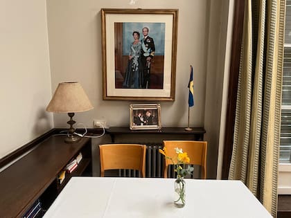 El Club Sueco con la imagen de los actuales reyes de Suecia: Carlos XVI Gustavo y Silvia (El Club Sueco es una institución separada de la iglesia que posee la concesión del restaurante. Mediante ese sitio se accede al templo)