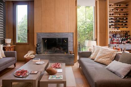 El "clubcito", como llaman a este espacio con chimenea y bar