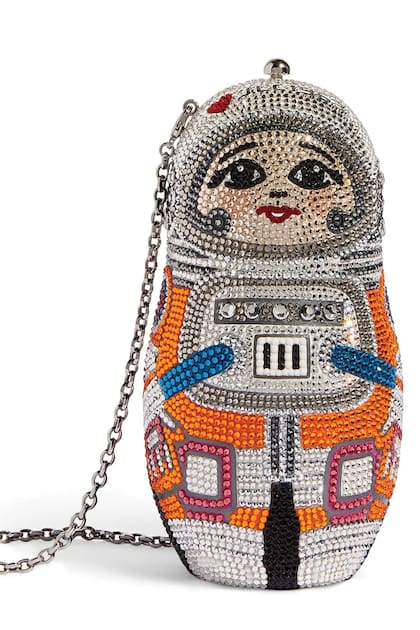 El clutch de Sánchez atrapó todas las miradas por su original diseño de mamushka astronauta firmado por Judith Leiber. El accesorio de lujo cuesta 5400 dólares.
