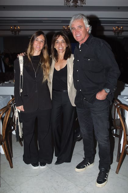 El coach de La Dolfina (y ex diez goles) Milo Fernández Araujo con su mujer, Fernanda Rivas y su hija, Milagros, gran polista y compañera de Mia Cambiaso en el team femenino de La Dolfina.