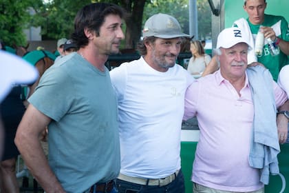 El coach de La Natividad, Nacho Novillo Astrada, junto a Lolo Castagnola y Gonzalo Pieres.