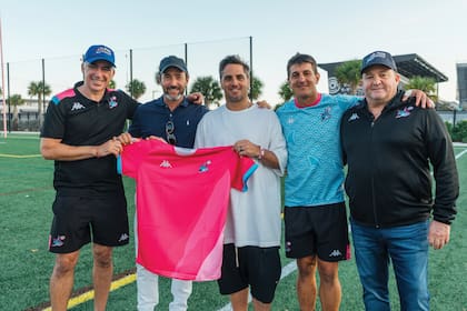 El coach José Pellicera, Marcos Galperín, el ex Puma Agustín Pichot, Cubelli y Alejandro Macfarlane. El team jugó su primer partido este año y en marzo goleó por 50-21 al Anthem RC.