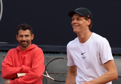 El coach Simone Vagnozzi, junto con Sinner