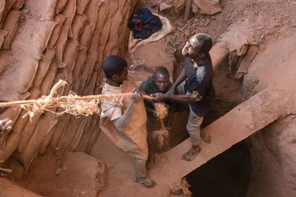 El cobalto proviene en su gran mayoría de minas donde trabajan niños y adultos en condiciones deplorables en varias regiones de la República Democrática del Congo. 