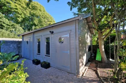 El cobertizo convertido en una sala para escalar