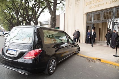 El coche fúnebre ingresó a las 13 al Cementerio Alemán, donde aguardaban los familiares y amigos de Alberto Roemmers.