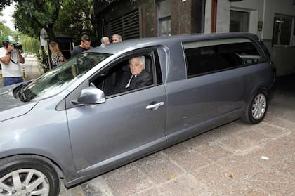 El coche fúnebre parte hacia el cementerio de La Tablada