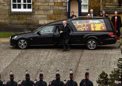 El coche fúnebre que lleva a la reina Isabel II