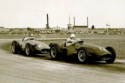 El coche numero 6 de Carlos Menditeguy persigue a Horace Gould en 1956; al año siguiente, el argentino logró su único podio en la F.1