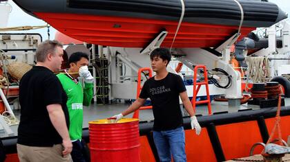 El cocinero filipino Angelito Capindo Rojas (de verde) fue el único sobreviviente del hundimiento del Bulk Jupiter en enero de 2015.