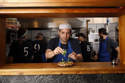 El cocinero Mariano Ramón en la agitada cocina de Gran Dabbang.