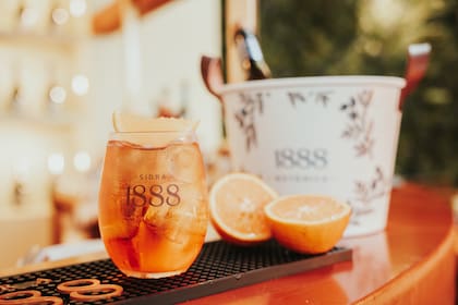 El cocktail oficial de la edición de plata del Argentina Open, el Spritz Botánico.