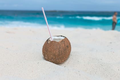 El coco se puede consumir de diversas maneras, lo que lo convierte en una fruta versátil