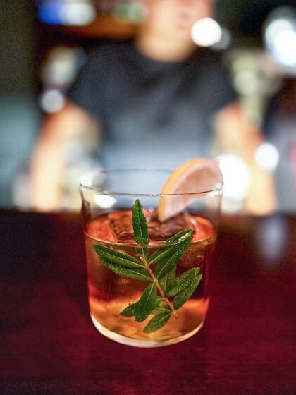 El cóctel "Pistacchio": ron Diplomático, leche de pistachos tostados con sal, limón y Dry Curaçao.