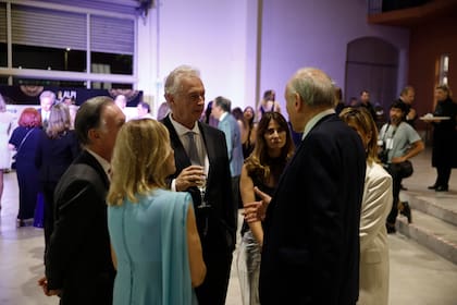 El cóctel previo a una recorrida por el museo de Colón Fábrica, la cena y el show con arias de obras del Teatro Colón.