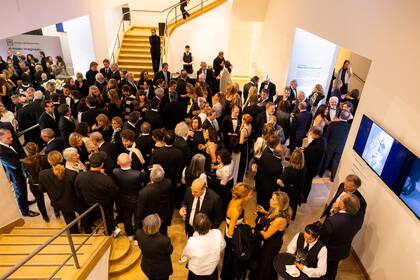 El cóctel se bandejeó en el hall de entrada.