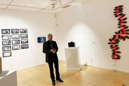 El cocurador colombiano Alex Brahim, nacido en la ciudad fronteriza de Cúcuta, Colombia, en el límite con Venezuela en la primera sala e la exposición