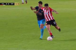En su cancha y con un jugador más, Estudiantes chocó con Gremio, en una batalla como las de antes