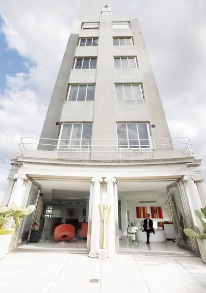 Cuenta con 740 metros cuadrados y vistas a la ciudad, el Río de la Plata y la plaza San Martín