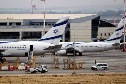 El código del vuelo es LY971, un guiño a los tres primeros dígitos que se deben pulsar para llamar a EAU desde el extranjero y, según medios locales, se prevé que el avión regrese a Tel Aviv el martes