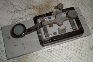 El código morse tiene un uso militar y para situaciones de emergencia