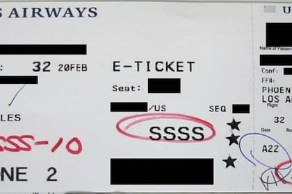 La tarjeta de embarque es el documento que proporcionan las aerolíneas con el que se permite abordar un vuelo y donde aparecerá el SSSS