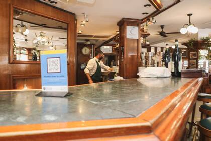 El código QR de prevención para turistas estará disponible en locales gastronómicos y comerciales, subtes, taxis y otros sitios por donde se mueven habitualmente los visitantes