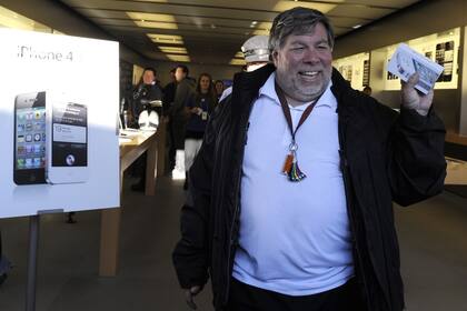 El cofundador de Apple, Steve Wozniak, se retira de un tienda de la compañía con el flamante iPhone 4S