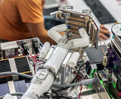 El cofundador de Microsoft Bill Gates dice que los robots van a cambiar la manera de vivir de la gente más que la IA
