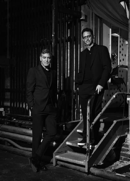 El coguionista de Clooney, Grant Heslov, derecha, dijo que cuando la película de 2005 estaba en sus primeras fases, los dos hombres estaban de acuerdo en que Clooney no era la elección adecuada para interpretar a Murrow. Murrow tenía “el peso del mundo sobre sus hombros”, dijo Heslov, “y en aquel momento George no lo tenía”