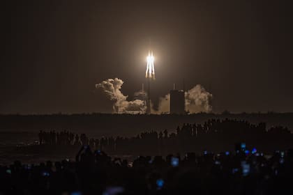 El cohete "Larga Marcha 5" que carga la sonda Change 5 se lanza desde el centro espacial de Wenchang, en la isla tropical de Hainan, sur de China
