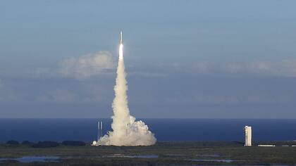 El cohete Atlas V de la Nasa despega desde la base de Cabo Cañaveral, en Florida (Estados Unidos)