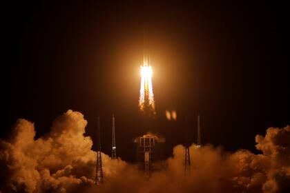 El cohete chino Long March despega con la misión Chang´e 5, que traerá muestras de suelo de la Luna